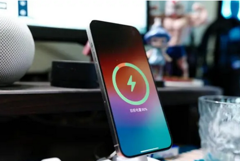 连云苹果15换屏服务分享用什么充电器给iPhone15充电更好 